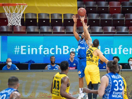 Quantez Robertson Fraport Skyliners, 23 , Andrew Warren MHP Riesen Ludwigsburg, 24 , MHP Riesen Ludwigsburg vs FRAPORT SKYLINERS, Basketball, Bundesliga, easycredit BBL, 27 04 2021, MHP Riesen Ludwigsburg vs FRAPORT SKYLINERS, Basketball, Bundesliga, easycredit BBL, 27 04 2021 Ludwigsburg Copyright: xEibner-Pressefoto SaschaxWaltherx EP_swa