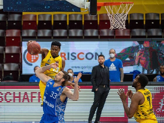 Yorman Polas Bartolo MHP Riesen Ludwigsburg, 13 , Marco Voeller Fraport Skyliners, 33 , Jamel McLean MHP Riesen Ludwigsburg, 07 , MHP Riesen Ludwigsburg vs FRAPORT SKYLINERS, Basketball, Bundesliga, easycredit BBL, 27 04 2021, MHP Riesen Ludwigsburg vs FRAPORT SKYLINERS, Basketball, Bundesliga, easycredit BBL, 27 04 2021 Ludwigsburg Copyright: xEibner-Pressefoto SaschaxWaltherx EP_swa