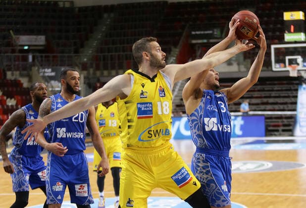 Ludwigsburg , Basketball easyCredit BBL Bundesliga , MHP RIESEN Ludwigsburg vs Fraport Skyliners Frankfurt , from left Jonas Wohlfarth Bottermann Riesen Maximilian begue FRA