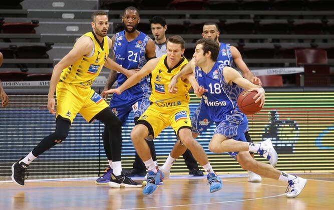 Ludwigsburg , Basketball easyCredit BBL Bundesliga , MHP RIESEN Ludwigsburg vs Fraport Skyliners Frankfurt , from left Jonas Wohlfarth Bottermann Giants Jordan Hulls Giants Joe Rahon FRA