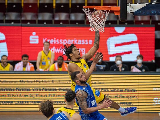 Desi Rodiguez MHP Riesen Ludwigsburg, 20 , Rasheed Moore Fraport Skyliners, 20 , MHP Riesen Ludwigsburg vs FRAPORT SKYLINERS, Basketball, Bundesliga, easycredit BBL, 27 04 2021, MHP Riesen Ludwigsburg vs FRAPORT SKYLINERS, Basketball, Bundesliga, easycredit BBL, 27 04 2021 Ludwigsburg Copyright: xEibner-Pressefoto SaschaxWaltherx EP_swa