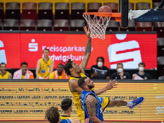 Desi Rodiguez MHP Riesen Ludwigsburg, 20 , Rasheed Moore Fraport Skyliners, 20 , MHP Riesen Ludwigsburg vs FRAPORT SKYLINERS, Basketball, Bundesliga, easycredit BBL, 27 04 2021, MHP Riesen Ludwigsburg vs FRAPORT SKYLINERS, Basketball, Bundesliga, easycredit BBL, 27 04 2021 Ludwigsburg Copyright: xEibner-Pressefoto SaschaxWaltherx EP_swa