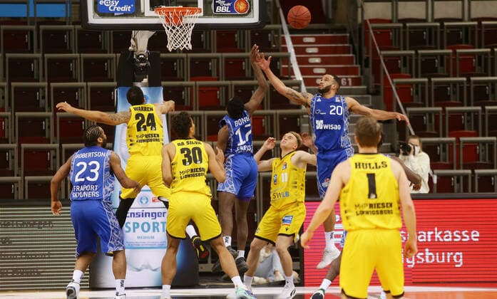 Ludwigsburg , Basketball easyCredit BBL Bundesliga , MHP RIESEN Ludwigsburg vs Fraport Skyliners Frankfurt , from left Andrew Warren Riesen Joshua Bonga FRA Rasheed Moore FRA