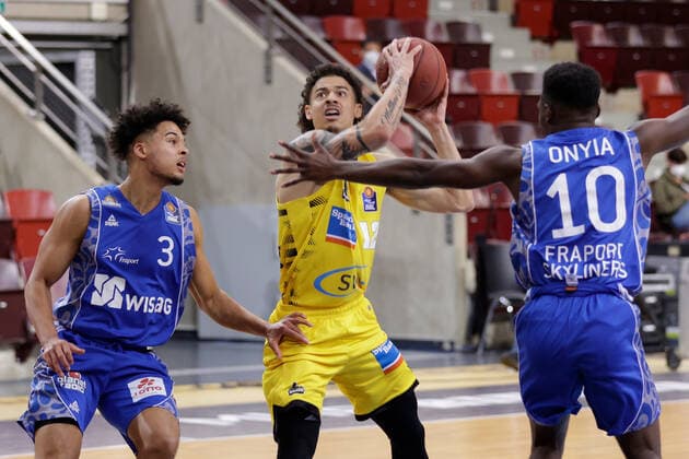 Ludwigsburg , Basketball easyCredit BBL Bundesliga , MHP RIESEN Ludwigsburg vs Fraport Skyliners Frankfurt , v l Maximilian Begue Skyliners Jonah Radebaugh Giants Alvin Onyia Skyliners
