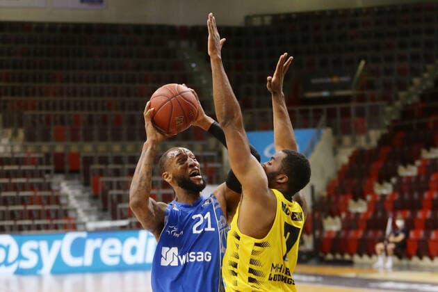 Ludwigsburg , Basketball easyCredit BBL Bundesliga , MHP RIESEN Ludwigsburg vs Fraport Skyliners Frankfurt , from left Kamari Murphy FRA Jamel McLean Riesen