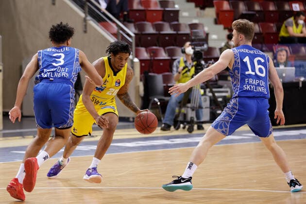 Ludwigsburg , Basketball easyCredit BBL Bundesliga , MHP RIESEN Ludwigsburg vs Fraport Skyliners Frankfurt , v l Maximilian Begue Skyliners Desi Rodriguez Riesen Philipp Hadenfeldt Skyliners
