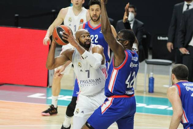 Mandatory Credit: Photo by Irina R Hipolito Shutterstock (11878394v) Alex Tyus of Real Madrid and Bryant Kevin Dunston of Anadolu Efes in action during the 2020 2021 Turkish Airlines Euroleague Play Off Game 3 between Real Madrid and Anadolu Efes Istanbul at WiZink Center on April 27, 2021 in Madrid, Spain. Basket: Euroleague Play Off - Real Madrid v Anadolu Efes Istanbul, Spain - 27 Apr 2021 Basket: Euroleague Play Off - Real Madrid v Anadolu Efes Istanbul, Spain - 27 Apr 2021  Copyright: xIrinaxRxHipolito Shutterstockx 11878394v