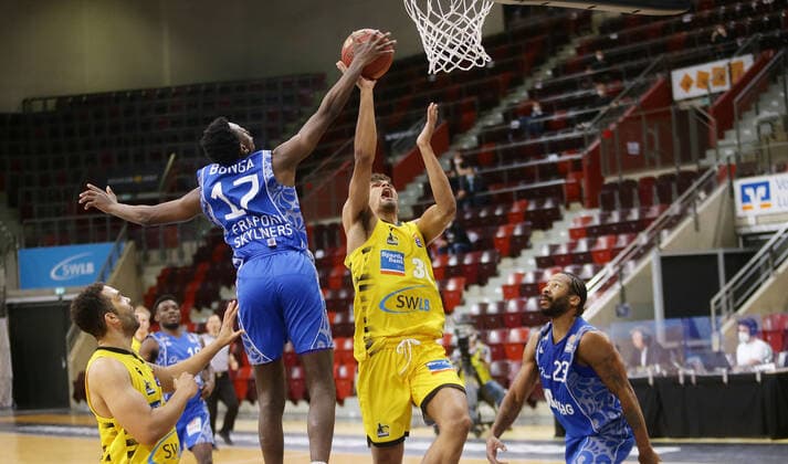 Ludwigsburg , Basketball easyCredit BBL Bundesliga , MHP RIESEN Ludwigsburg vs Fraport Skyliners Frankfurt , from left Joshua Bonga FRA Oscar Da Silva Riesen