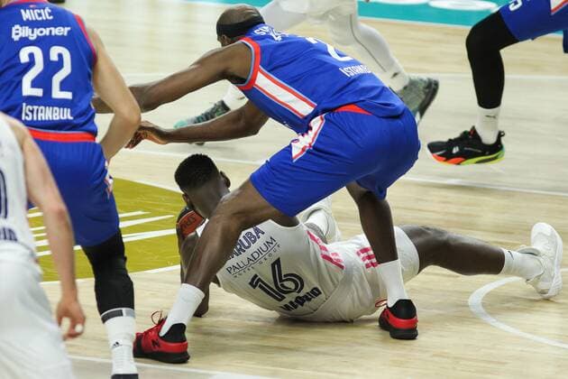 Mandatory Credit: Photo by Irina R Hipolito Shutterstock (11878394t) Usman Garuba of Real Madrid and Chris Singleton of Anadolu Efes in action during the 2020 2021 Turkish Airlines Euroleague Play Off Game 3 between Real Madrid and Anadolu Efes Istanbul at WiZink Center on April 27, 2021 in Madrid, Spain. Basket: Euroleague Play Off - Real Madrid v Anadolu Efes Istanbul, Spain - 27 Apr 2021 Basket: Euroleague Play Off - Real Madrid v Anadolu Efes Istanbul, Spain - 27 Apr 2021  Copyright: xIrinaxRxHipolito Shutterstockx 11878394t