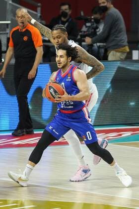 Mandatory Credit: Photo by Irina R Hipolito Shutterstock (11878394l) Shane Larkin of Anadolu Efes and Trey Thompkins of Real Madrid in action during the 2020 2021 Turkish Airlines Euroleague Play Off Game 3 between Real Madrid and Anadolu Efes Istanbul at WiZink Center on April 27, 2021 in Madrid, Spain. Basket: Euroleague Play Off - Real Madrid v Anadolu Efes Istanbul, Spain - 27 Apr 2021 Basket: Euroleague Play Off - Real Madrid v Anadolu Efes Istanbul, Spain - 27 Apr 2021  Copyright: xIrinaxRxHipolito Shutterstockx 11878394l