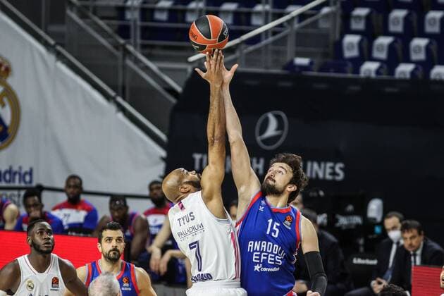 Mandatory Credit: Photo by Irina R Hipolito Shutterstock (11878394d) Alex Tyus of Real Madrid and Sertac Sanli of Anadolu Efes in action during the 2020 2021 Turkish Airlines Euroleague Play Off Game 3 between Real Madrid and Anadolu Efes Istanbul at WiZink Center on April 27, 2021 in Madrid, Spain. Basket: Euroleague Play Off - Real Madrid v Anadolu Efes Istanbul, Spain - 27 Apr 2021 Basket: Euroleague Play Off - Real Madrid v Anadolu Efes Istanbul, Spain - 27 Apr 2021  Copyright: xIrinaxRxHipolito Shutterstockx 11878394d