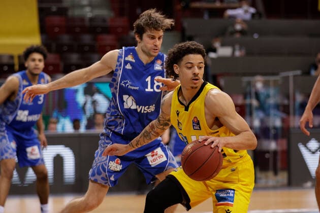 Ludwigsburg , Basketball easyCredit BBL Bundesliga , MHP RIESEN Ludwigsburg vs Fraport Skyliners Frankfurt , v l Joe Rahon Skyliners Jonah Radebaugh Giants