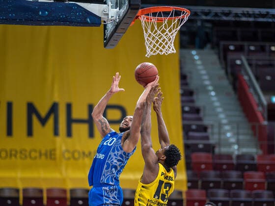 Rasheed Moore Fraport Skyliners, 20 , Yorman Polas Bartolo MHP Riesen Ludwigsburg, 13 , MHP Riesen Ludwigsburg vs FRAPORT SKYLINERS, Basketball, Bundesliga, easycredit BBL, 27 04 2021, MHP Riesen Ludwigsburg vs FRAPORT SKYLINERS, Basketball, Bundesliga, easycredit BBL, 27 04 2021 Ludwigsburg Copyright: xEibner-Pressefoto SaschaxWaltherx EP_swa