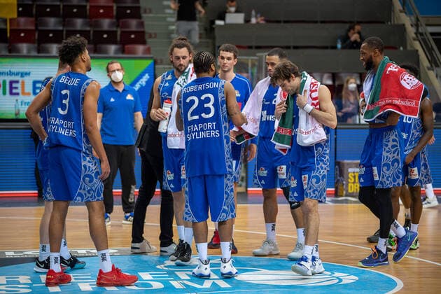 The Frankfurt disappointed, Quantez Robertson Fraport Skyliners, 23 , Maximilian Begue Fraport Skyliners, 03 , Alvin Onyia Fraport Skyliners, 10 , MHP Riesen Ludwigsburg vs FRAPORT SKYLINERS, Basketball, Bundesliga, easycredit BBL, 27 04 2021, MHP Riesen Ludwigsburg vs FRAPORT SKYLINERS, Basketball, Bundesliga, easycredit BBL, 27 04 2021 Ludwigsburg Copyright: xEibner-Pressefoto SaschaxWaltherx EP_swa