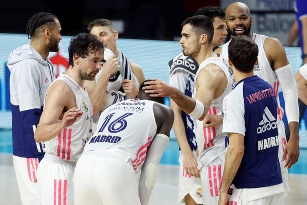 Sport Bilder des Tages Real Madrid s players celebrate their win following a Euroleague quarter final playoff match between Real Madrid and Anadolou EFES at Wizink Center in Madrid, Spain, 27 April 2021. Real Madrid - Anadolou EFES !ACHTUNG: NUR REDAKTIONELLE NUTZUNG!  Copyright: xMariscalx GRAF3510 20210427-637551537682904621
