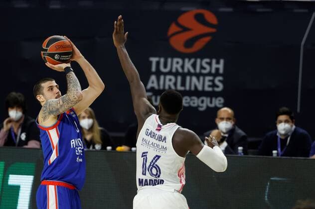 Real Madrid s Usman Garuba (R) in action against Anadolou EFES Adrien Moerman (L) during a Euroleague quarter final playoff match between Real Madrid and Anadolou EFES at Wizink Center in Madrid, Spain, 27 April 2021. Real Madrid - Anadolou EFES !ACHTUNG: NUR REDAKTIONELLE NUTZUNG!  Copyright: xMariscalx GRAF3506 20210427-637551538288745211