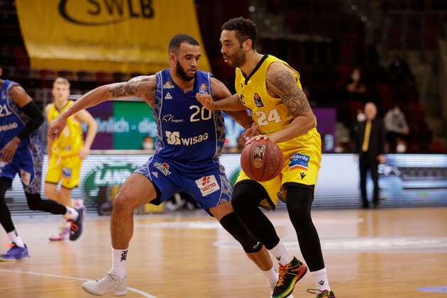 Ludwigsburg , Basketball easyCredit BBL Bundesliga , MHP RIESEN Ludwigsburg vs Fraport Skyliners Frankfurt , v l Rasheed Moore Skyliners Andrew Warren Riesen