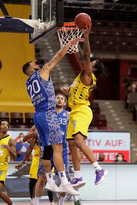 Ludwigsburg , Basketball easyCredit BBL Bundesliga , MHP RIESEN Ludwigsburg vs Fraport Skyliners Frankfurt , v l Rasheed Moore Skyliners Desi Rodriguez Riesen