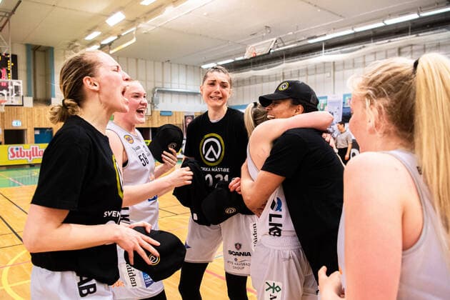 210427 Luleas Chioma Nnamaka rejoices over the Swedish Championship gold after final 5 in the ladies SBL between Alvik and Lulea on 27 April 2021 in Stockholm,  Copyright: JESPERxZERMAN BB210427JZ047
