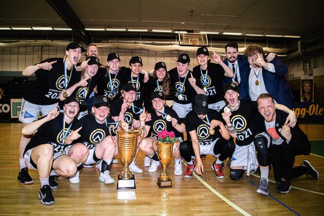210427 Luleas players rejoice over the Swedish Championship gold after final 5 in the ladies SBL between Alvik and Lulea on 27 April 2021 in Stockholm,  Copyright: JESPERxZERMAN BB210427JZ059