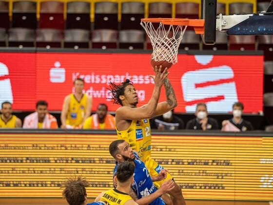 Desi Rodiguez MHP Riesen Ludwigsburg, 20 , Rasheed Moore Fraport Skyliners, 20 , MHP Riesen Ludwigsburg vs FRAPORT SKYLINERS, Basketball, Bundesliga, easycredit BBL, 27 04 2021, MHP Riesen Ludwigsburg vs FRAPORT SKYLINERS, Basketball, Bundesliga, easycredit BBL, 27 04 2021 Ludwigsburg Copyright: xEibner-Pressefoto SaschaxWaltherx EP_swa