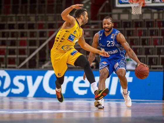Andrew Warren MHP Riesen Ludwigsburg, 24 , Quantez Robertson Fraport Skyliners, 23 , MHP Riesen Ludwigsburg vs FRAPORT SKYLINERS, Basketball, Bundesliga, easycredit BBL, 27 04 2021, MHP Riesen Ludwigsburg vs FRAPORT SKYLINERS, Basketball, Bundesliga, easycredit BBL, 27 04 2021 Ludwigsburg Copyright: xEibner-Pressefoto SaschaxWaltherx EP_swa