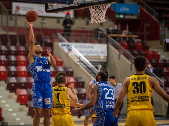 Maximilian Begue Fraport Skyliners, 03 , Jordan Hulls MHP Riesen Ludwigsburg, 01 , Quantez Robertson Fraport Skyliners, 23 , Oscar DA Silva MHP Riesen Ludwigsburg, 30 , MHP Riesen Ludwigsburg vs FRAPORT SKYLINERS, Basketball, Bundesliga, easycredit BBL, 27 04 2021, MHP Riesen Ludwigsburg vs FRAPORT SKYLINERS, Basketball, Bundesliga, easycredit BBL, 27 04 2021 Ludwigsburg Copyright: xEibner-Pressefoto SaschaxWaltherx EP_swa