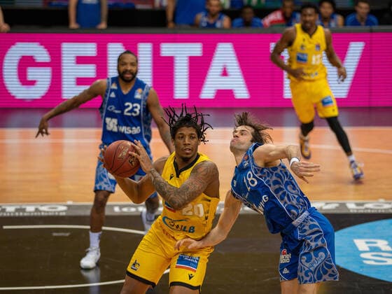 Desi Rodiguez MHP Riesen Ludwigsburg, 20 , Joe Rahon Fraport Skyliners, 18 , MHP Riesen Ludwigsburg vs FRAPORT SKYLINERS, Basketball, Bundesliga, easycredit BBL, 27 04 2021, MHP Riesen Ludwigsburg vs FRAPORT SKYLINERS, Basketball, Bundesliga, easycredit BBL, 27 04 2021 Ludwigsburg Copyright: xEibner-Pressefoto SaschaxWaltherx EP_swa