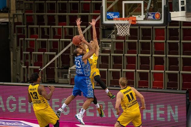 Quantez Robertson Fraport Skyliners, 23 , Jonah Radebaugh MHP Riesen Ludwigsburg, 12 , MHP Riesen Ludwigsburg vs FRAPORT SKYLINERS, Basketball, Bundesliga, easycredit BBL, 27 04 2021, MHP Riesen Ludwigsburg vs FRAPORT SKYLINERS, Basketball, Bundesliga, easycredit BBL, 27 04 2021 Ludwigsburg Copyright: xEibner-Pressefoto SaschaxWaltherx EP_swa
