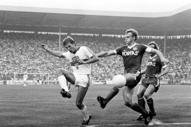 18 08 83 1 FC Kaiserslautern VfB Stuttgart Germany, Kaiserslautern, 18 03 1983, Football, Bundesliga, 1 FC Kaiserslautern VfB Stuttgart 2 2 v l Peter Reichert VfB Stuttgart , Hans Peter Briegel 1 FC Kaiserslautern