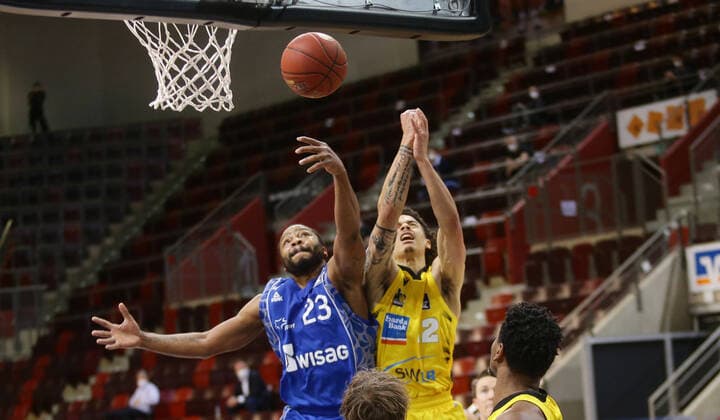 Ludwigsburg , Basketball easyCredit BBL Bundesliga , MHP RIESEN Ludwigsburg vs Fraport Skyliners Frankfurt , from left Quantez Robertson FRA Jonah Radebaugh Giant