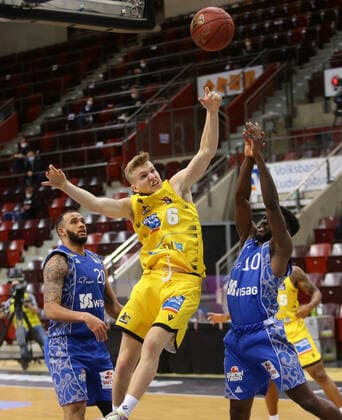 Ludwigsburg , Basketball easyCredit BBL Bundesliga , MHP RIESEN Ludwigsburg vs Fraport Skyliners Frankfurt , from left Johannes Patrick Riesen Alvin Onyia FRA