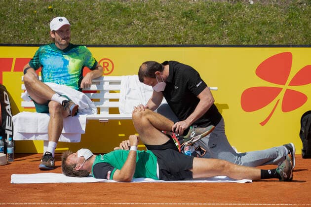 Wesley Koolhof, Kevin Krawietz has back problems and is treated by ATP physiotherapist, Injury, Mens Doubles Tennis BMW Open 2021 ATP MTTC Iphitos Munich Germany 28 April 2021 Copyright: xJuergenxHasenkopfx