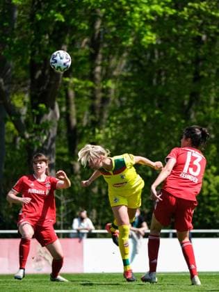 Cologne, Germany, April 28th 202 Sharon Beck (10 FcK?ln) heads the ball towards the goal during the 2. Frauen Bundesliga game between 1. Fc Koeln and Fc Bayern Muenchen II at the Franz-Kremer Stadion in Cologne, Germany. 2. Frauen Bundesliga - 1. Fc Koeln v Fc Bayern Muenchen II 