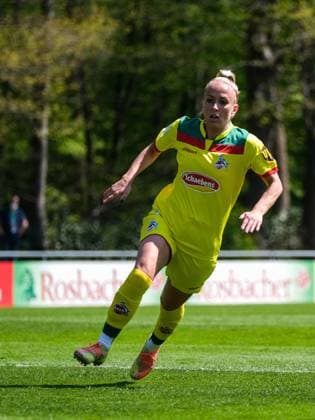 Cologne, Germany, April 28th 202 Mandy Islacker (8 FcK?ln) in action during the 2. Frauen Bundesliga game between 1. Fc Koeln and Fc Bayern Muenchen II at the Franz-Kremer Stadion in Cologne, Germany. 2. Frauen Bundesliga - 1. Fc Koeln v Fc Bayern Muenchen II 
