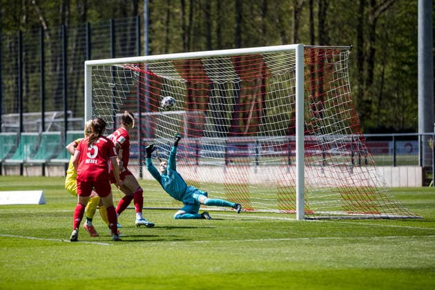 2 Womens Bundesliga, 1 FC Koeln FC Bayern Muenchen II 28 04 2021 Luisa Weinhaendler 42, FC Bayern Muenchen II defends the goal 2 Womens Bundesliga, 1 FC Koeln FC Bayern Muenchen II, Koeln, Geissbockheim DFL REGULATIONS PROHIBIT ANY USE OF PHOTOGRAPHS AS IMAGE SEQUENCES AND OR QUASI VIDEO Copyright: xBEAUTIFULxSPORTS Wunderlx