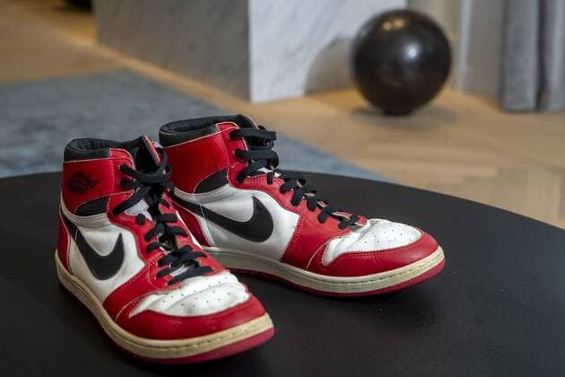Geneva Geneve Genf (Switzerland Schweiz Suisse), 28 04 2021.- Shoes of former NBA, Basketball Herren, USA player Michael Jordan Game Worn 1985 Player Sample Air Jordan 1s estimated to sell between 100,000 and 150,000 Swiss francs (CHF), during a Sotheby s preview at the boutique Buchere, in Geneva, Switzerland, 28 April 2021. Sotheby s presents Gamers Only , a selective online auction of game-worn sneakers from some of basketball s greatest athletes until 12 May. (Baloncesto, Jordania, Suiza, Ginebra) Sotheby s auction Gamers Only !ACHTUNG: NUR REDAKTIONELLE NUTZUNG! Copyright: xSALVATORExDIxNOLFIx EA3471 0116997390st