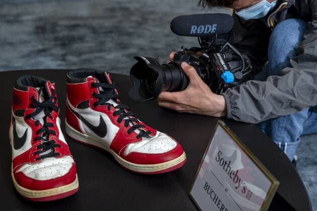 Geneva Geneve Genf (Switzerland Schweiz Suisse), 28 04 2021.- A reporter films shoes of former NBA, Basketball Herren, USA player Michael Jordan Game Worn 1985 Player Sample Air Jordan 1s estimated to sell between 100,000 and 150,000 Swiss francs (CHF), during a Sotheby s preview at the boutique Buchere, in Geneva, Switzerland, 28 April 2021. Sotheby s presents Gamers Only , a selective online auction of game-worn sneakers from some of basketball s greatest athletes until 12 May. (Baloncesto, Jordania, Suiza, Ginebra) Sotheby s auction Gamers Only !ACHTUNG: NUR REDAKTIONELLE NUTZUNG! Copyright: xSALVATORExDIxNOLFIx EA3468 0116997402st
