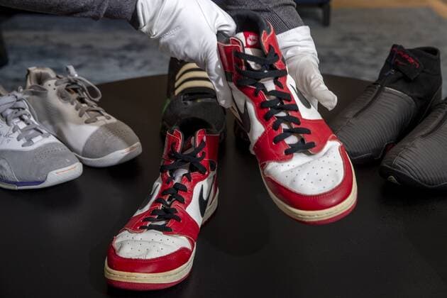 Geneva Geneve Genf (Switzerland Schweiz Suisse), 28 04 2021.- A person shows shoes of former NBA, Basketball Herren, USA player Michael Jordan Game Worn 1985 Player Sample Air Jordan 1s estimated to sell between 100,000 and 150,000 Swiss francs (CHF), during a Sotheby s preview at the boutique Buchere, in Geneva, Switzerland, 28 April 2021. Sotheby s presents Gamers Only , a selective online auction of game-worn sneakers from some of basketball s greatest athletes until 12 May. (Baloncesto, Jordania, Suiza, Ginebra) Sotheby s auction Gamers Only !ACHTUNG: NUR REDAKTIONELLE NUTZUNG! Copyright: xSALVATORExDIxNOLFIx EA3465 0116997429st