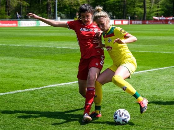 Cologne, Germany, April 28th 202 Sharon Beck (10 FcK?ln) conttrols the ball during a battle during the 2. Frauen Bundesliga game between 1. Fc Koeln and Fc Bayern Muenchen II at the Franz-Kremer Stadion in Cologne, Germany. 2. Frauen Bundesliga - 1. Fc Koeln v Fc Bayern Muenchen II 