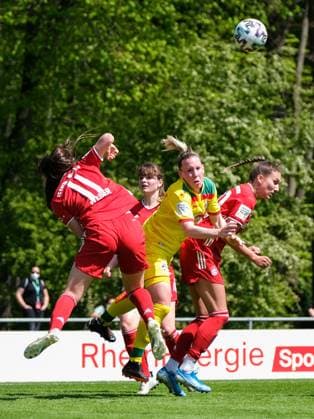Cologne, Germany, April 28th 202 Marith M?ller-Priessen (4 FcK?ln) jumps for a header during the 2. Frauen Bundesliga game between 1. Fc Koeln and Fc Bayern Muenchen II at the Franz-Kremer Stadion in Cologne, Germany. 2. Frauen Bundesliga - 1. Fc Koeln v Fc Bayern Muenchen II 