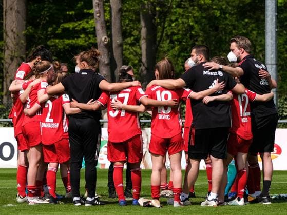 Cologne, Germany, April 28th 202 Fc Bayern Muenchen II huddle after the 2. Frauen Bundesliga game between 1. Fc Koeln and Fc Bayern Muenchen II at the Franz-Kremer Stadion in Cologne, Germany. 2. Frauen Bundesliga - 1. Fc Koeln v Fc Bayern Muenchen II 