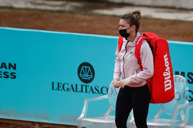 April 28, 2021, MADRID, MADRID, SPAIN: Simona Halep of Romania looks on during her practice for the WTA, Tennis Damen 1000 - Mutua Madrid Open 2021 at La Caja Magica on April 28, 2021 in Madrid, Spain. MADRID SPAIN - ZUMAa181 20210428_zaa_a181_014 Copyright: xOscarxJ.xBarrosox