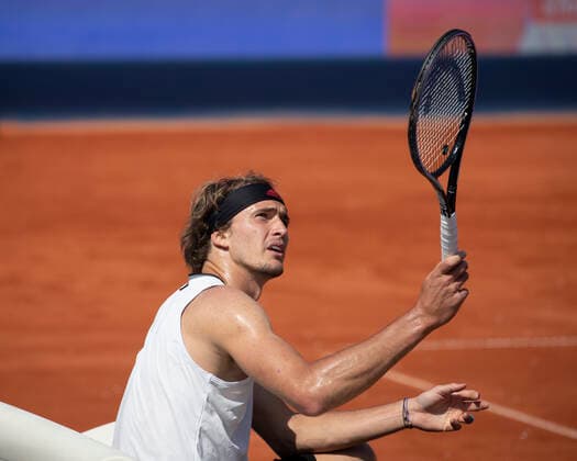 Alexander Zverev GER sits on the bench during the break and talks to the chair umpire, Copyright: xJuergenxHasenkopfx