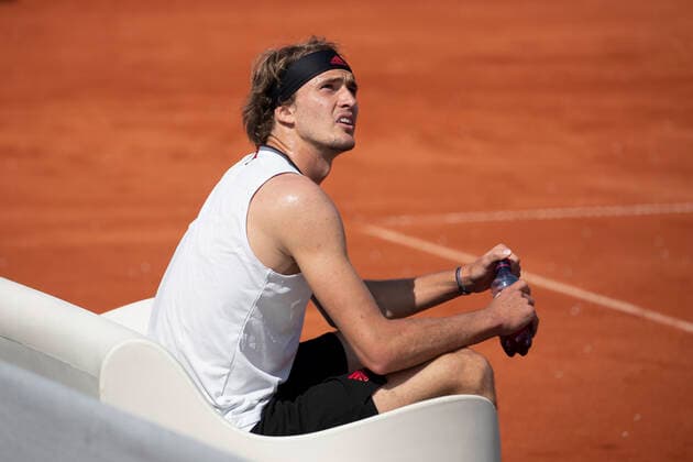Alexander Zverev GER sits on the bench during the break and talks to the chair umpire, Copyright: xJuergenxHasenkopfx