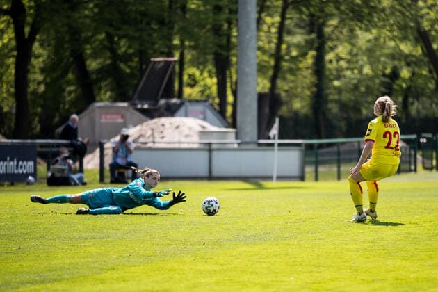 2 Women Football Bundesliga, 1 FC Koeln FC Bayern Muenchen II 28 04 2021 Luisa Weinhaendler 42, FC Bayern Muenchen II , Amber Barrett 22, 1 FC Koeln 2 Women Football Bundesliga, 1 FC Koeln FC Bayern Muenchen II, Koeln, Geissbockheim DFL REGULATIONS PROHIBIT ANY USE OF PHOTOGRAPHS AS IMAGE SEQUENCES AND OR QUASI VIDEO Copyright: xBEAUTIFULxSPORTS Wunderlx