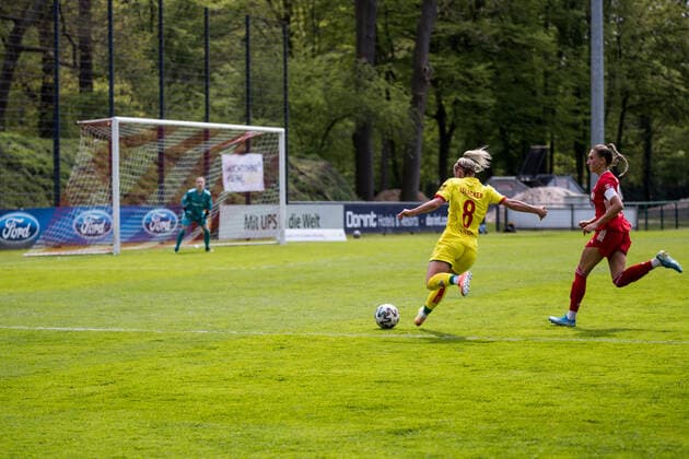 2 Women Football Bundesliga, 1 FC Koeln FC Bayern Muenchen II 28 04 2021 Mandy Islacker 8, 1 FC Koeln , Jana Kappes 20, FC Bayern Muenchen II 2 Women Football Bundesliga, 1 FC Koeln FC Bayern Muenchen II, Koeln, Geissbockheim DFL REGULATIONS PROHIBIT ANY USE OF PHOTOGRAPHS AS IMAGE SEQUENCES AND OR QUASI VIDEO Copyright: xBEAUTIFULxSPORTS Wunderlx