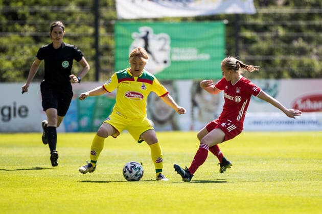 2 Women Football Bundesliga, 1 FC Koeln FC Bayern Muenchen II 28 04 2021 Yuka Hirano 17, 1 FC Koeln , Laura Donhauser 2, FC Bayern Muenchen II 2 Women Football Bundesliga, 1 FC Koeln FC Bayern Muenchen II, Koeln, Geissbockheim DFL REGULATIONS PROHIBIT ANY USE OF PHOTOGRAPHS AS IMAGE SEQUENCES AND OR QUASI VIDEO Copyright: xBEAUTIFULxSPORTS Wunderlx