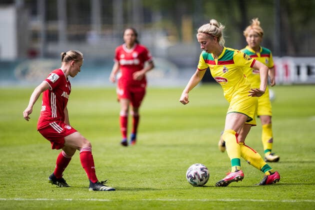 2 Women Football Bundesliga, 1 FC Koeln FC Bayern Muenchen II 28 04 2021 Lisa Schoeppl 21, FC Bayern Muenchen II , Sharon Beck 10, 1 FC Koeln 2 Women Football Bundesliga, 1 FC Koeln FC Bayern Muenchen II, Koeln, Geissbockheim DFL REGULATIONS PROHIBIT ANY USE OF PHOTOGRAPHS AS IMAGE SEQUENCES AND OR QUASI VIDEO Copyright: xBEAUTIFULxSPORTS Wunderlx