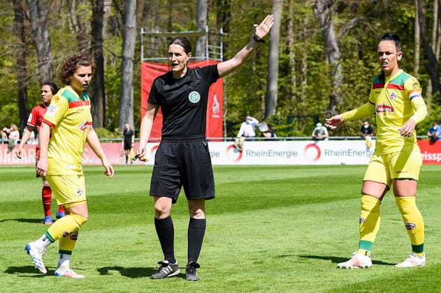 Naemi Breier referee gives instructions, gestures, gesticulate with arms, gives instructions, gesticulate, 28 04 2021, Cologne Germany , Football, 2 Frauen Bundesliga Süd, 1 FC Köln Bayern München II, DFB DFL REGULATIONS PROHIBIT ANY USE OF PHOTOGRAPHS AS IMAGE SEQUENCES AND OR QUASI VIDEO xmhx